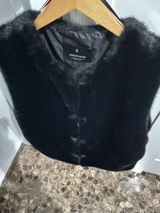 Chaleco de pelo negro