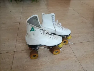 Pattini a rotelle bianchi