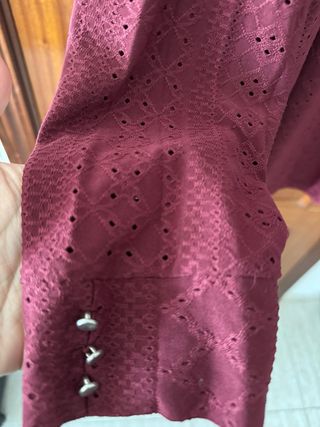 Blusa burdeos calada con botones