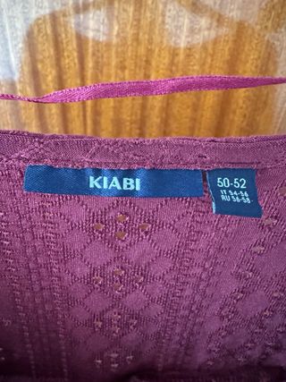 Blusa burdeos calada con botones