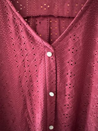 Blusa burdeos calada con botones