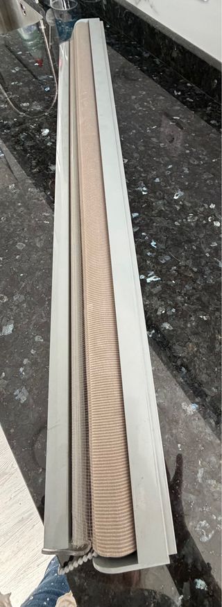 Estore enrollable beige y marrón