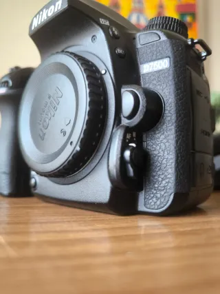 Cámara Nikon D7500 APS-C solo cuerpo