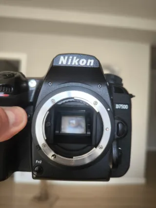 Cámara Nikon D7500 APS-C solo cuerpo