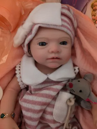 Muñeca Reborn toda entera de silicona en niña