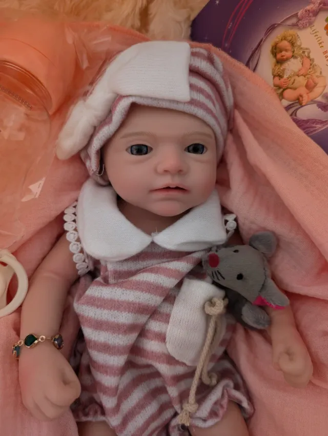 Muñeca Reborn toda entera de silicona en niña