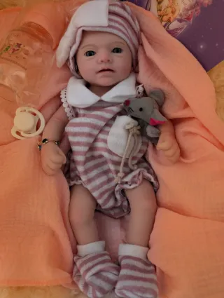 Muñeca Reborn toda entera de silicona en niña