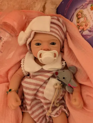 Muñeca Reborn toda entera de silicona en niña