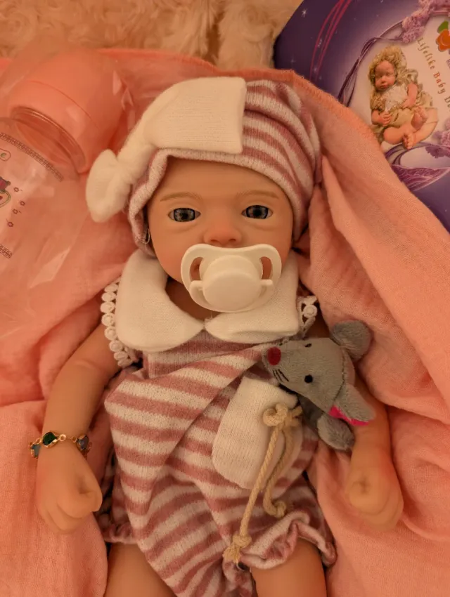 Muñeca Reborn toda entera de silicona en niña