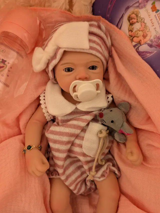 Muñeca Reborn toda entera de silicona en niña