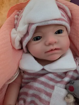 Muñeca Reborn toda entera de silicona en niña