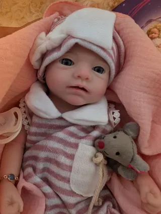 Muñeca Reborn toda entera de silicona en niña
