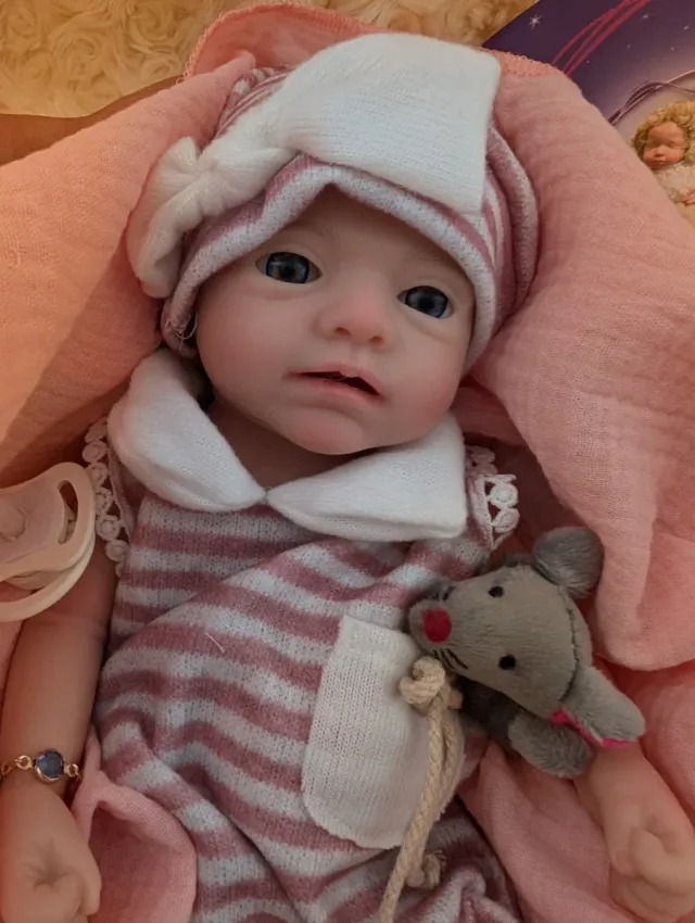 Muñeca Reborn toda entera de silicona en niña