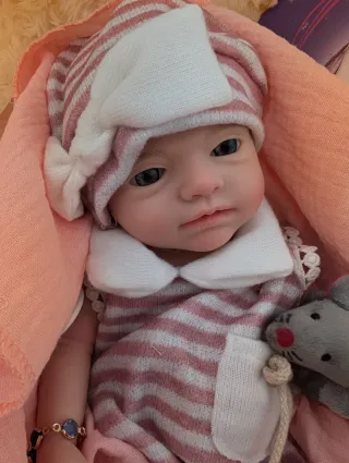 Muñeca Reborn toda entera de silicona en niña