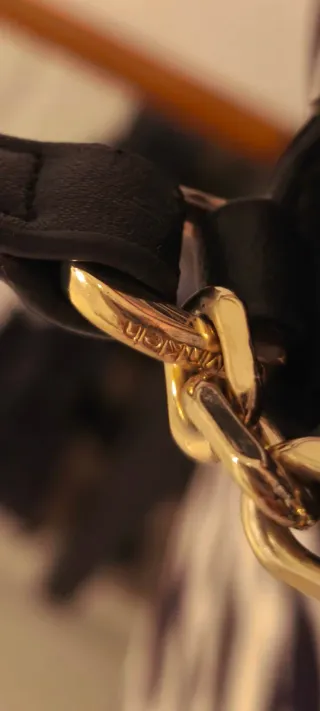 Bolso Calvin Klein Negro con Cadena Dorada