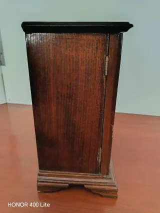 Antiguo joyero de madera con puertas de cristal