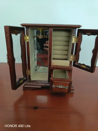 Antiguo joyero de madera con puertas de cristal