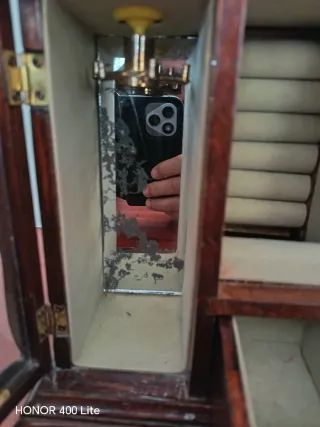 Antiguo joyero de madera con puertas de cristal