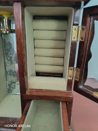 Antiguo joyero de madera con puertas de cristal