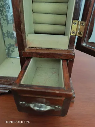 Antiguo joyero de madera con puertas de cristal