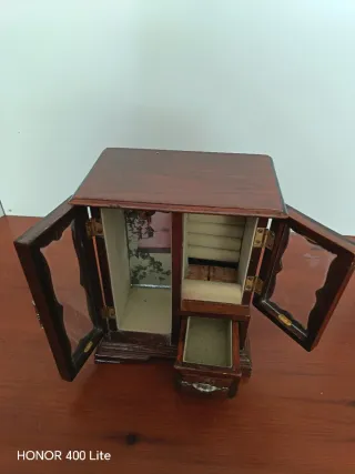 Antiguo joyero de madera con puertas de cristal