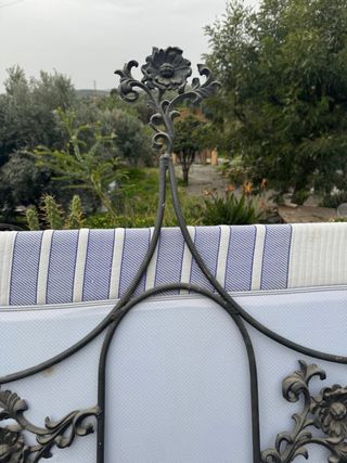 Cabecero antiguo de forja forma flores