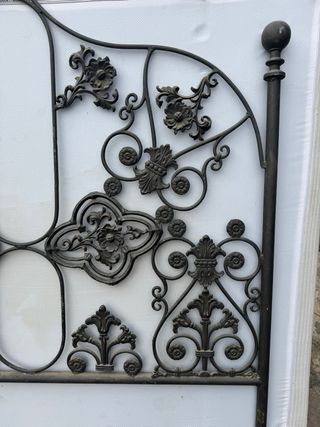 Cabecero antiguo de forja forma flores