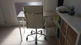 Silla de oficina blanca y plateada