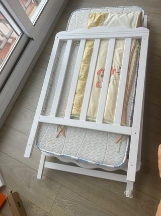 Cuna de bebé blanca + colchon