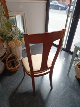 Silla clásica de madera y tela