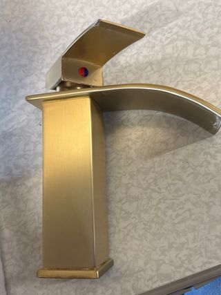 Grifo cascada baño dorado usado