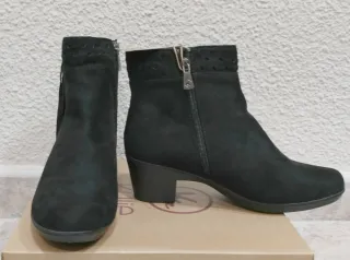 Botines negros con cremallera y flecos