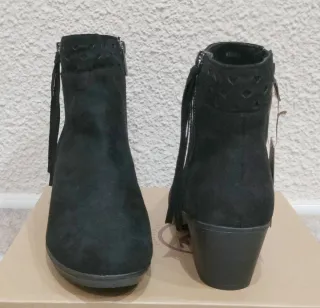 Botines negros con cremallera y flecos