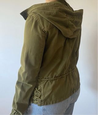 Chaqueta Zara verde con capucha Talla S