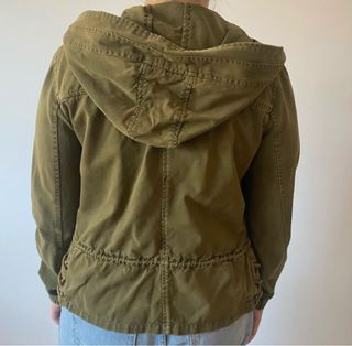 Chaqueta Zara verde con capucha Talla S