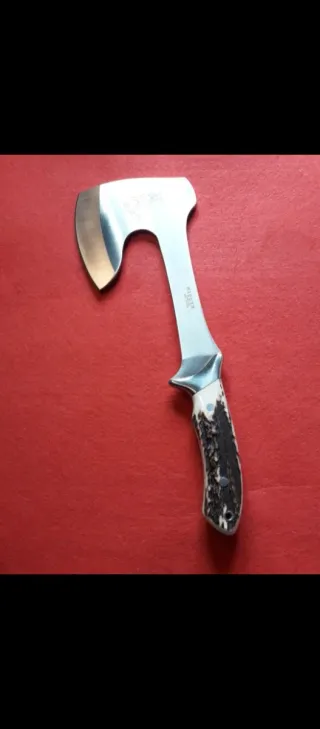 Hacha Joker con funda de cuero