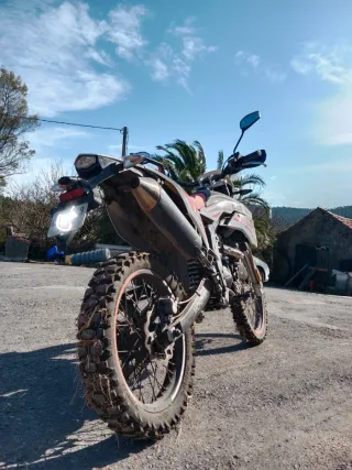 Mondial 125cc Enduro Roja y Blanca