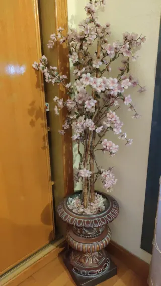 Jarrón de suelo con flores, almendro