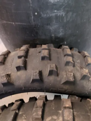 Neumáticos Mitas Enduro linea amarilla y linea ver