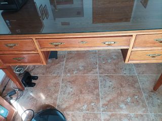 Mesa de despacho de madera y cristal