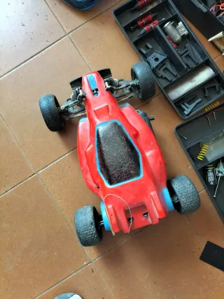 SE VENDE COCHE RC Y PIEZAS Y CARCASA DE COCHE.
