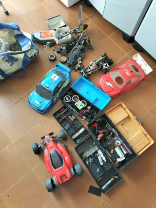SE VENDE COCHE RC Y PIEZAS Y CARCASA DE COCHE.