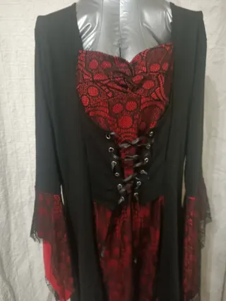 Vestido gótico negro y rojo