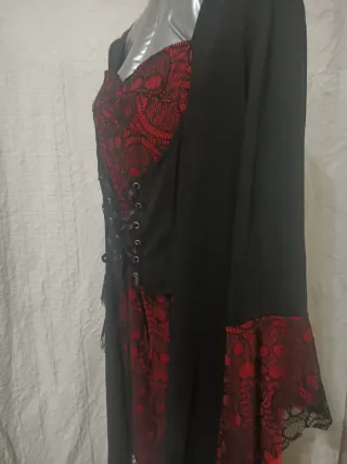 Vestido gótico negro y rojo