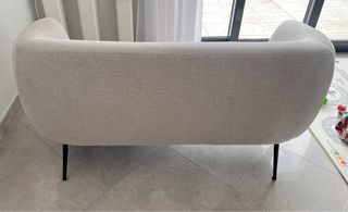 Sofá 2 plazas beige moderno y cómodo.