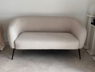 Sofá 2 plazas beige moderno y cómodo.