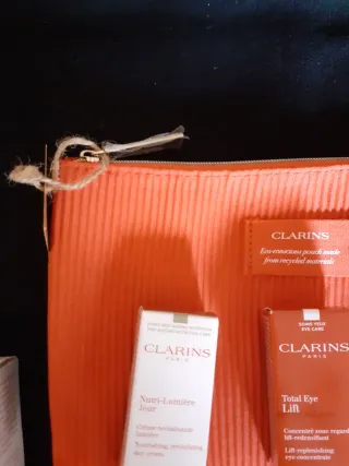 Neceser Clarins Rojo con productos