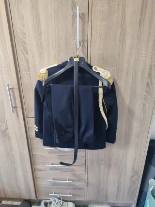 Traje de comunión azul y dorado