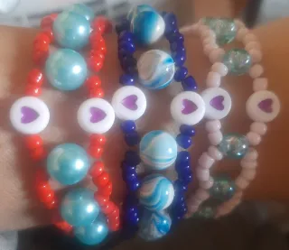 Pulseras de abalorios con corazones