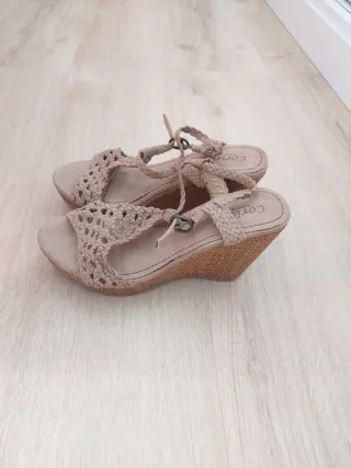 Sandalias cuña crochet beige
